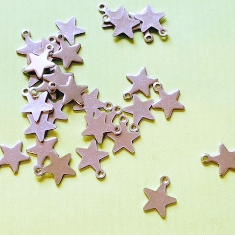10 Stück kleine Anhänger Sterne silberfarbig