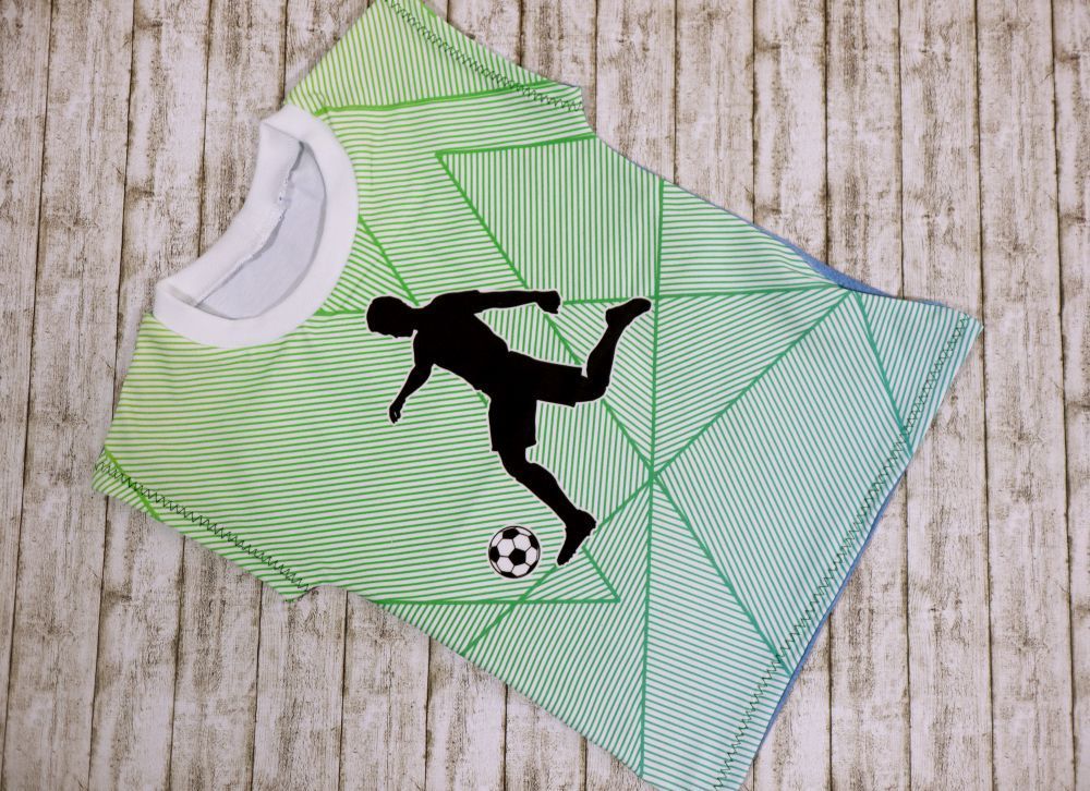 Gr. 92 Sommershirt Fußball Silhouette